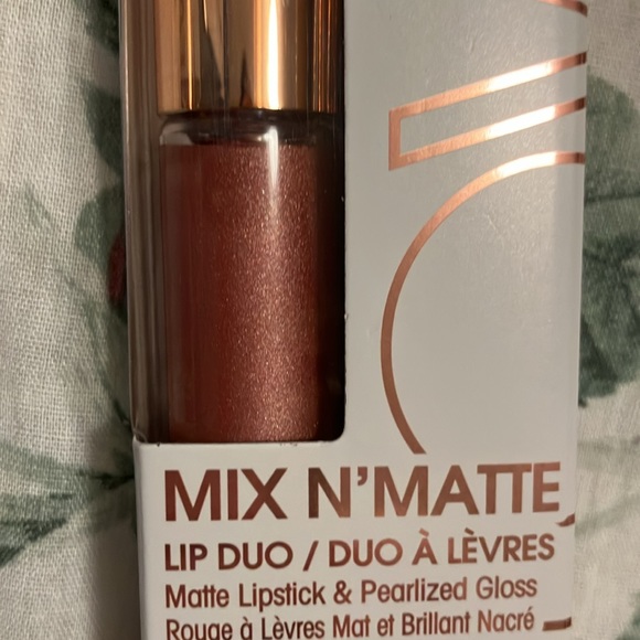 Facial Roller, Lip Duo, Hair Scrunchies (4-Piece) - Picture 8 of 8